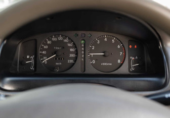 Подержанный автомобиль Toyota Corolla Sedan 2000 года (12 фото)