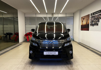 Подержанный автомобиль Toyota Vellfire 2012 года (2 фото)