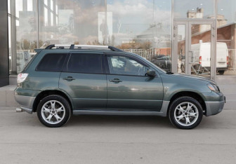 Подержанный автомобиль Mitsubishi Outlander 2004 года (4 фото)