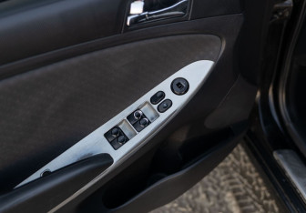 Подержанный автомобиль Hyundai Solaris Hatchback 2011 года (16 фото)