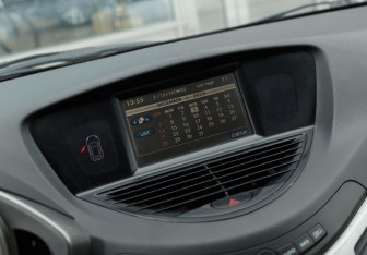 Подержанный автомобиль Subaru Tribeca 2007 года (14 фото)