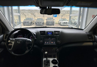 Подержанный автомобиль Toyota Highlander 2013 года (11 фото)