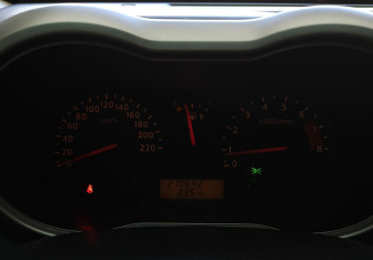 Подержанный автомобиль Nissan Note 2007 года (10 фото)