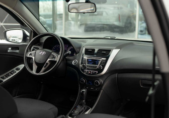 Подержанный автомобиль Hyundai Solaris Hatchback 2014 года (10 фото)