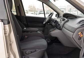 Подержанный автомобиль Renault Scenic 2007 года (17 фото)