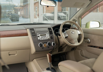 Подержанный автомобиль Nissan Tiida Hatchback 2005 года (10 фото)