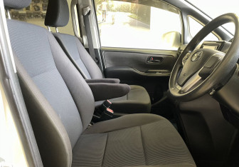 Подержанный автомобиль Toyota Noah Minivan 2017 года (8 фото)