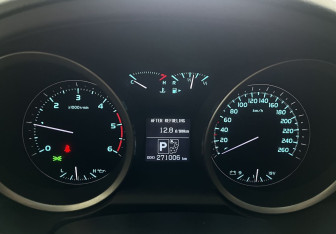 Подержанный автомобиль Toyota Land Cruiser Suv 2011 года (12 фото)