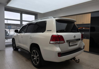 Подержанный автомобиль Toyota Land Cruiser Suv 2011 года (7 фото)