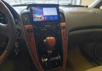 Подержанный автомобиль Lexus RX 2001 года (11 фото)