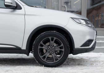 Подержанный автомобиль Mitsubishi Outlander 2019 года (9 фото)