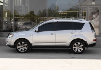 Подержанный автомобиль Mitsubishi Outlander 2008 года (8 фото)