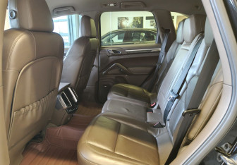 Подержанный автомобиль Porsche Cayenne 2012 года (13 фото)