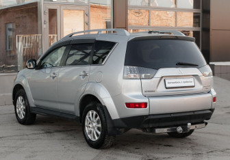Подержанный автомобиль Mitsubishi Outlander 2008 года (7 фото)