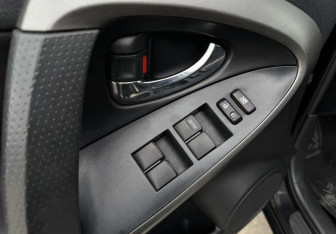 Подержанный автомобиль Toyota RAV4 2011 года (17 фото)