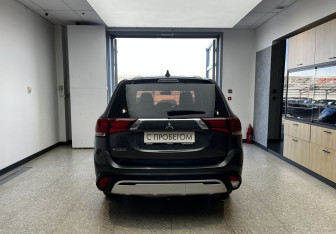 Подержанный автомобиль Mitsubishi Outlander 2018 года (5 фото)