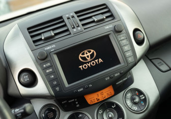 Подержанный автомобиль Toyota RAV4 2011 года (13 фото)