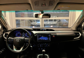 Подержанный автомобиль Toyota Hilux 2017 года (11 фото)