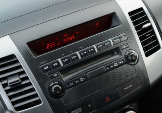 Подержанный автомобиль Mitsubishi Outlander 2007 года (14 фото)