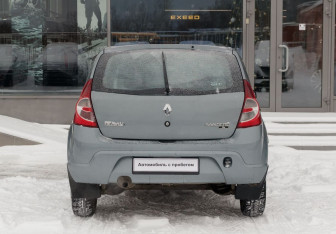 Подержанный автомобиль Renault Sandero 2011 года (6 фото)