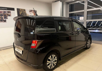 Подержанный автомобиль Honda Freed 2014 года (5 фото)