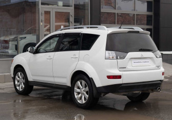 Подержанный автомобиль Mitsubishi Outlander 2010 года (7 фото)