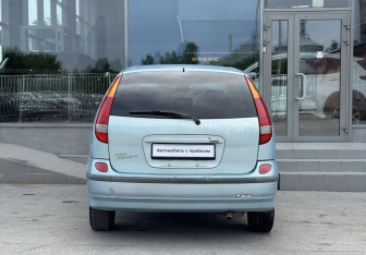 Подержанный автомобиль Nissan Tino 1999 года (6 фото)