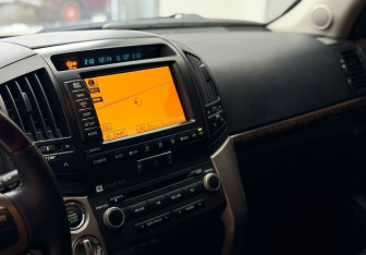 Подержанный автомобиль Toyota Land Cruiser Suv 2011 года (14 фото)