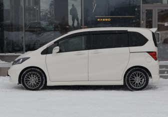 Подержанный автомобиль Honda Freed 2010 года (8 фото)