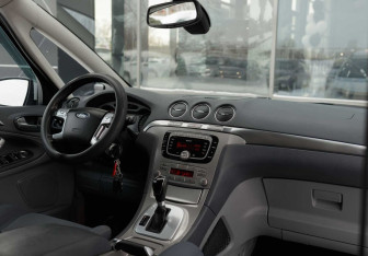 Подержанный автомобиль Ford S-MAX 2008 года (10 фото)