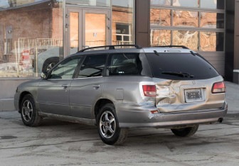 Подержанный автомобиль Nissan Avenir 2001 года (7 фото)