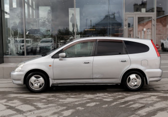 Подержанный автомобиль Honda Stream 2002 года (8 фото)