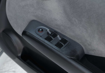 Подержанный автомобиль Honda Fit 2001 года (15 фото)