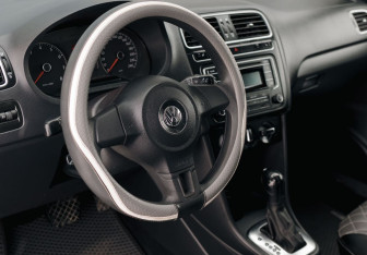 Подержанный автомобиль Volkswagen Polo Sedan 2012 года (11 фото)