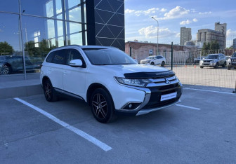 Подержанный автомобиль Mitsubishi Outlander 2017 года (3 фото)