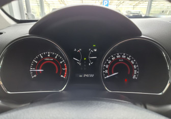 Подержанный автомобиль Toyota Highlander 2011 года (10 фото)