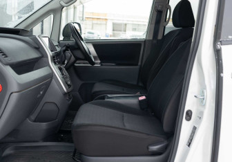 Подержанный автомобиль Toyota Voxy Minivan 2010 года (19 фото)