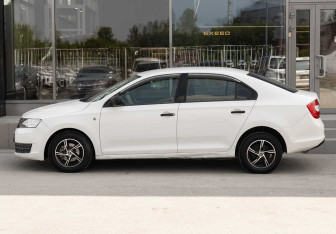 Подержанный автомобиль Skoda Rapid Liftback 2017 года (8 фото)