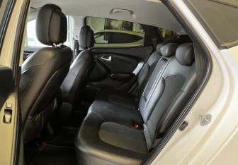 Подержанный автомобиль Hyundai ix35 2012 года (14 фото)