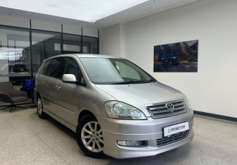 Подержанный автомобиль Toyota Ipsum 2002 года (4 фото)