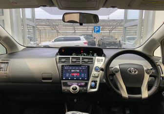 Подержанный автомобиль Toyota Prius Alpha 2011 года (13 фото)