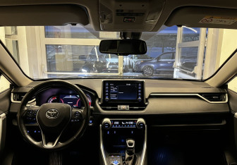 Подержанный автомобиль Toyota RAV4 2020 года (9 фото)