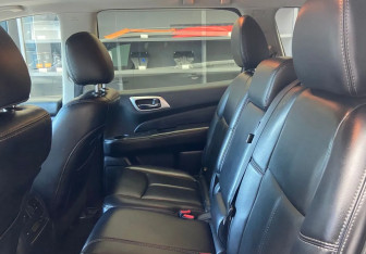 Подержанный автомобиль Nissan Pathfinder 2014 года (15 фото)