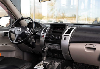 Подержанный автомобиль Mitsubishi Pajero Sport 2011 года (10 фото)