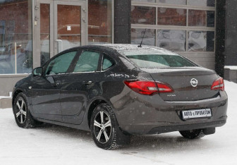 Подержанный автомобиль Opel Astra Sedan 2012 года (7 фото)