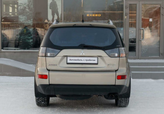 Подержанный автомобиль Mitsubishi Outlander 2007 года (6 фото)