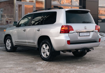 Подержанный автомобиль Toyota Land Cruiser Suv 2012 года (7 фото)