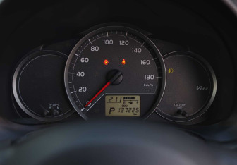 Подержанный автомобиль Toyota Vitz 2013 года (12 фото)