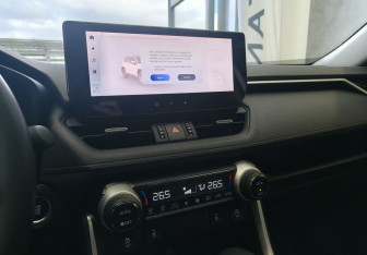 Подержанный автомобиль Toyota RAV4 2025 года (12 фото)