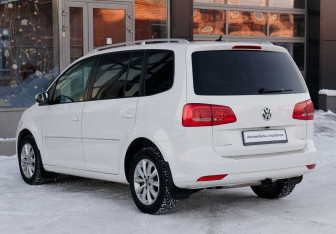Подержанный автомобиль Volkswagen Touran 2011 года (7 фото)